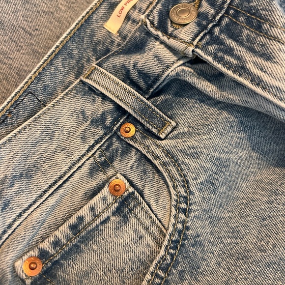 28 Levi’s Low Pro Straight Leg Denim Jeans Women’s Light Blue Gray Acid Wash - Picture 5 of 11